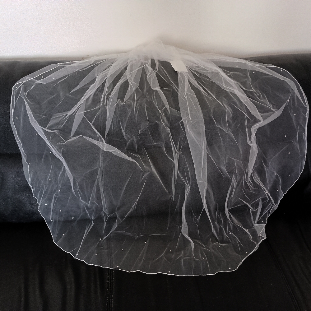 Brand NEW/ Never Worn Elegant White Bridal Wedding Veil With Swarovski Crystals